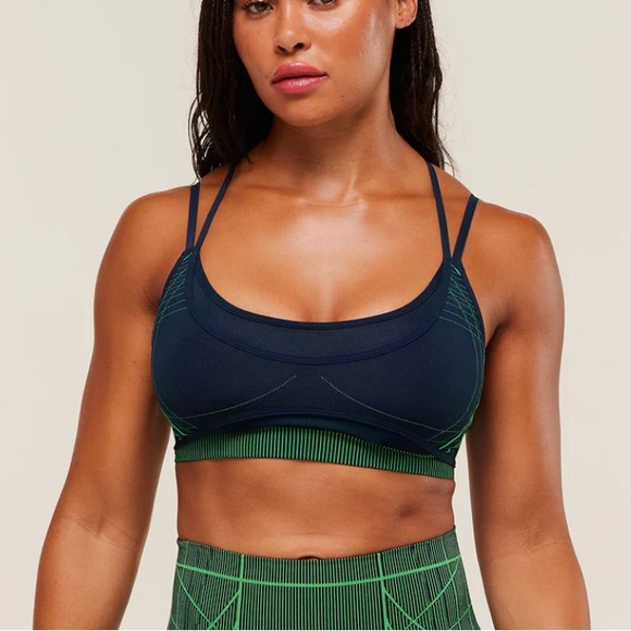 Apex Seamless Shorts and Bra Set - Picture 3 of 6